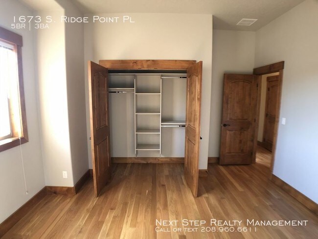 Building Photo - 5 bed 3 bath - Right Next to Table Rock