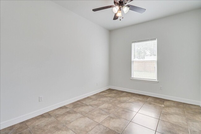Building Photo - 2533 Lorine Dr