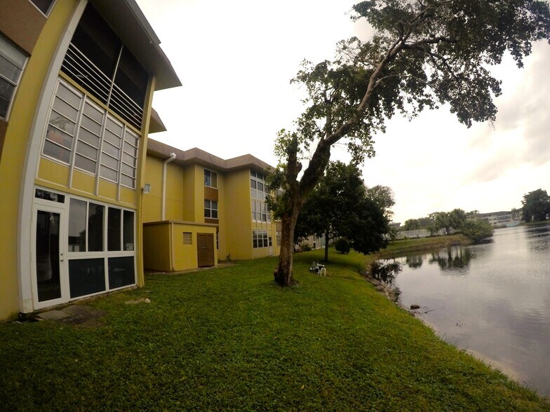 Apartment faces the lake - 5335 NW 10th Ct