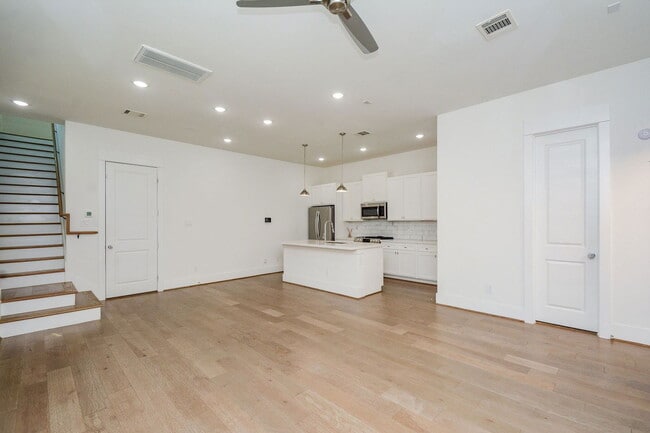 Building Photo - 310 Cyclamen St