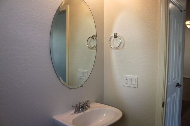 Building Photo - Beautiful 4 Bedroom in Lyons Gate!