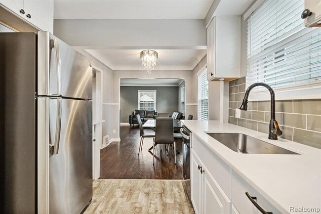 Building Photo - 822 N Gainsborough Ave