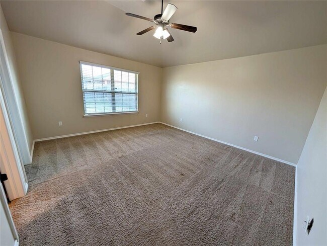 Building Photo - 621 Apple Tree Ln