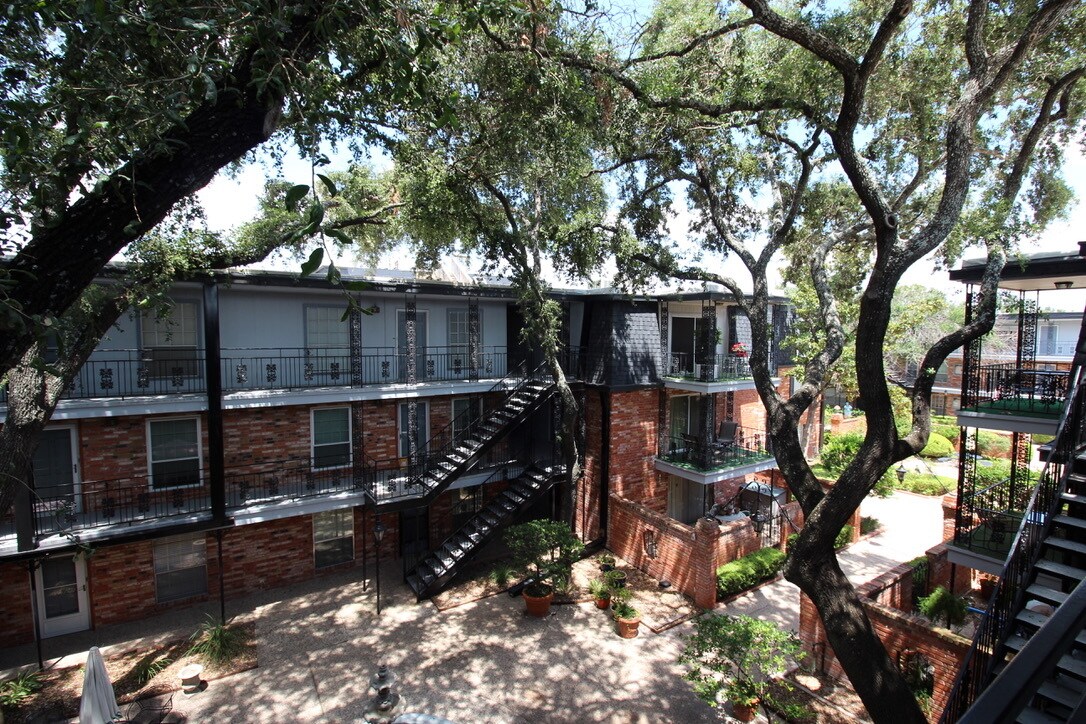 Building Photo - 8401 N New Braunfels Ave