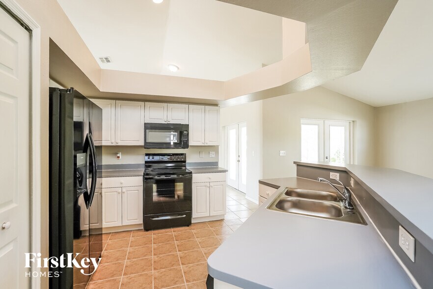 Building Photo - 1828 SW 3rd Pl