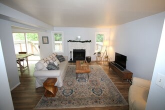 Building Photo - 3 Bedroom Townhouse!