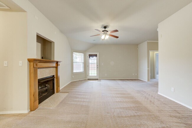 Building Photo - 3 Bed / 2 Bath in Collinsville!