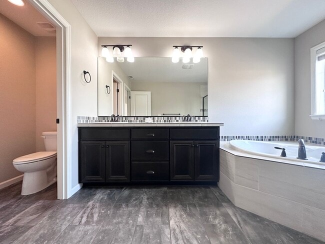 Building Photo - Stunning Modern 5 Bed 3 Bath Home in North...