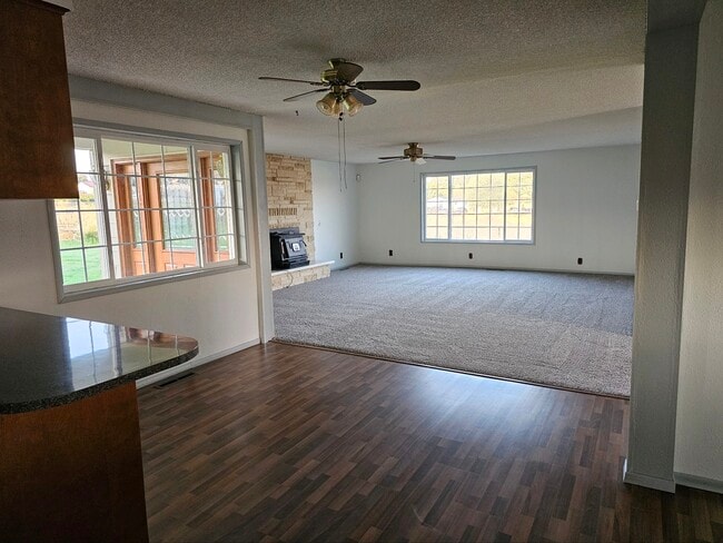 Building Photo - 920 W Edison Ave