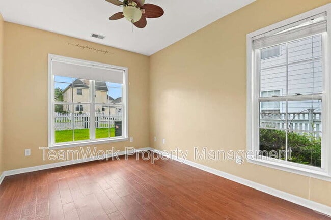 Building Photo - 307 Pimpernel St