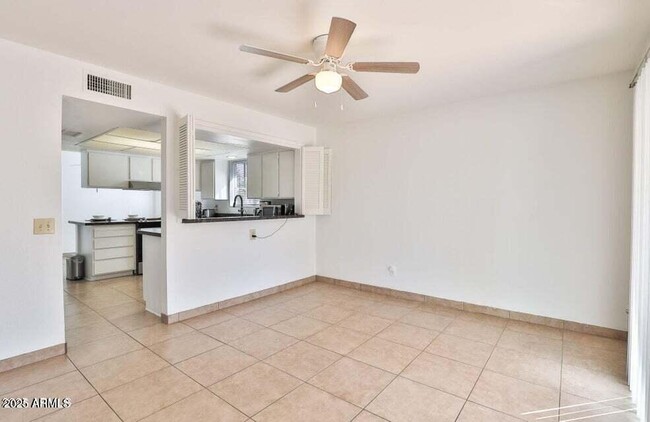 Building Photo - 10421 E Silvertree Dr