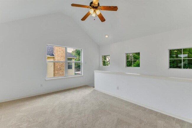 Building Photo - 701 Oaklands Dr