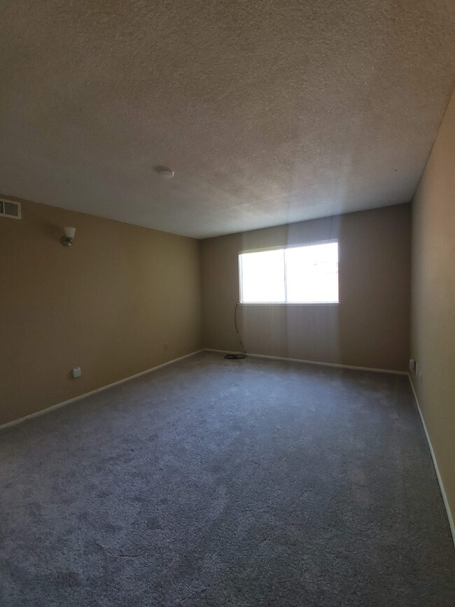 Building Photo - Roseville 2 Bedroom Duplex, New Carpet, Central Heat and Air, Large Fenced Yard