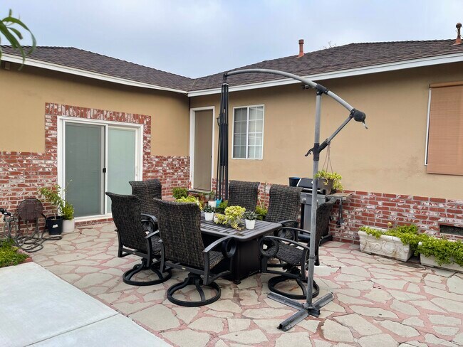 Building Photo - 7236 Oakdale Ave