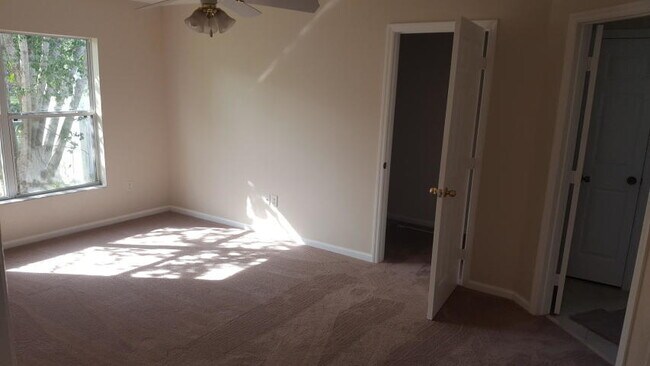 Building Photo - 529 SW Baoy Ave