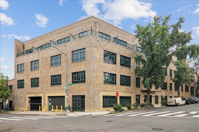 Building Photo - Unbeatable location, Contemporary 1 BD 1.5 BA in Adams Morgan with PARKING, private balcony and R...