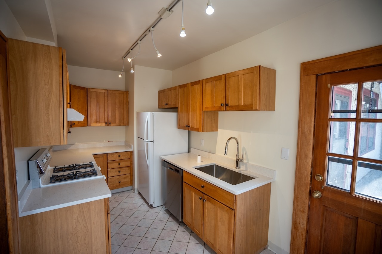 Building Photo - 707 W 44th St