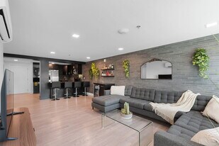 Building Photo - King's Court