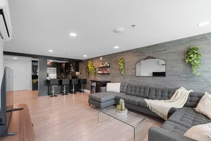 Building Photo - Kingsland Courtyard