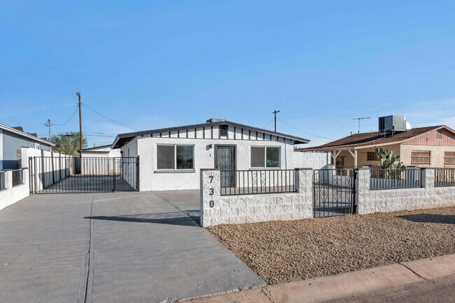 Building Photo - AFFORDABLE 2 BEDROOM HOME IN A CONVENIENT PHOENIX LOCATION OFFERING $250 GIFT CARD MOVE IN INCENTIVE