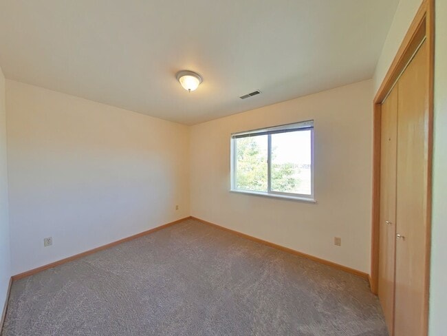 Building Photo - Townhouse-style End unit 3BD, 1.5 BA with attached garage