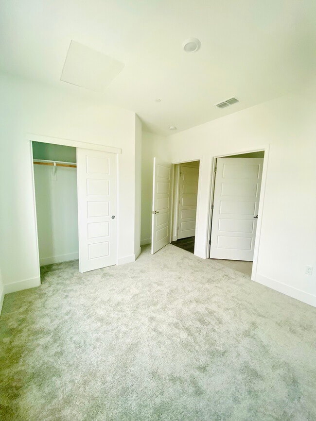 Building Photo - 8065 Roundhouse Lp