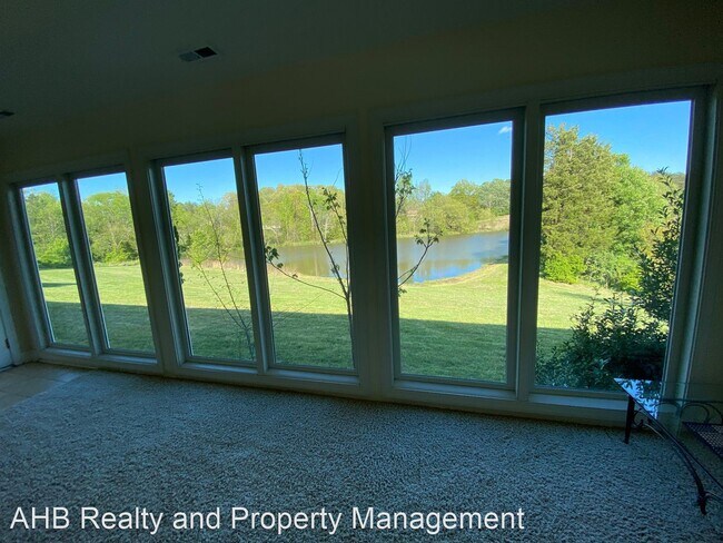 Building Photo - 3 br, 1.5 bath House - 407 Roma Rd.