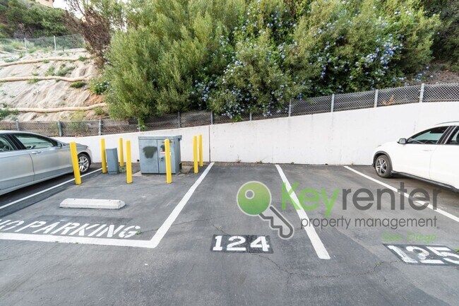 Building Photo - Walking distance to Fashion Vally Mall |2 minute drive to both North and South 163, as well as I-8