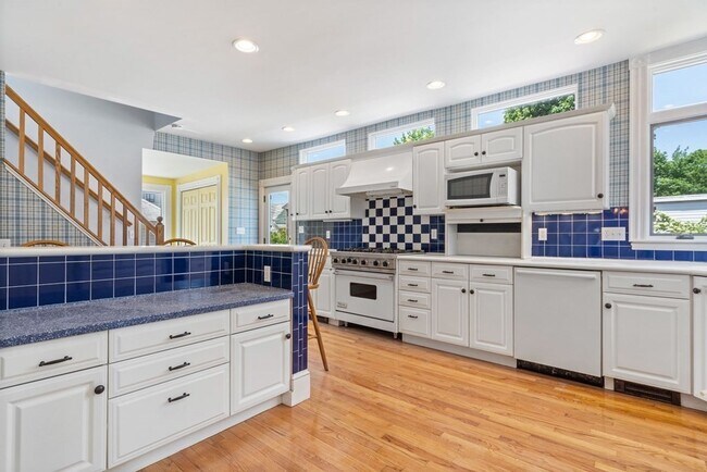 Building Photo - 68 Elm St