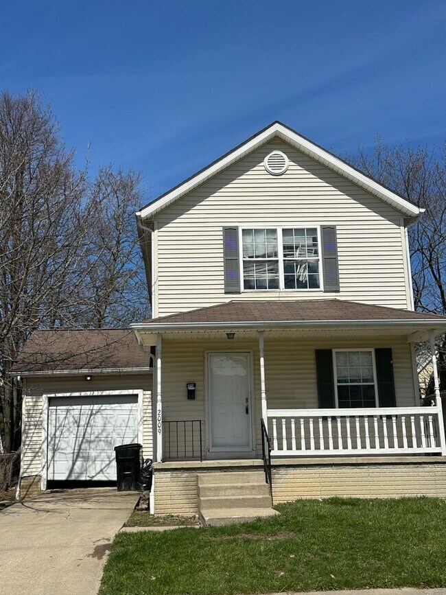 Primary Photo - 3bd Single Section 8