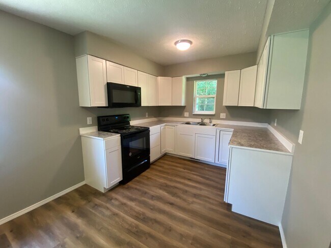Building Photo - Newly remodeled 3 bedroom 2 bath home with...