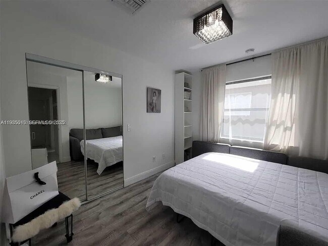 Building Photo - 270 SE 7th St