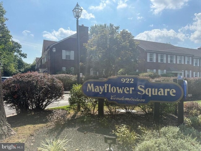 Building Photo - 922 Montgomery Ave