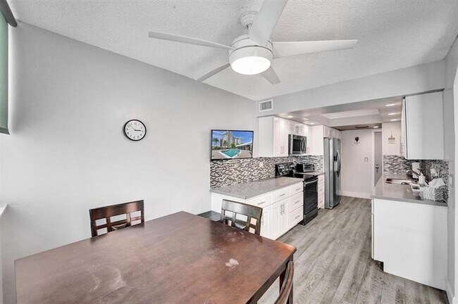 Building Photo - 100 Golden Isles Dr