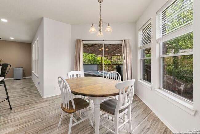 Building Photo - Charming Home Awaits: Spacious & Modern Li...
