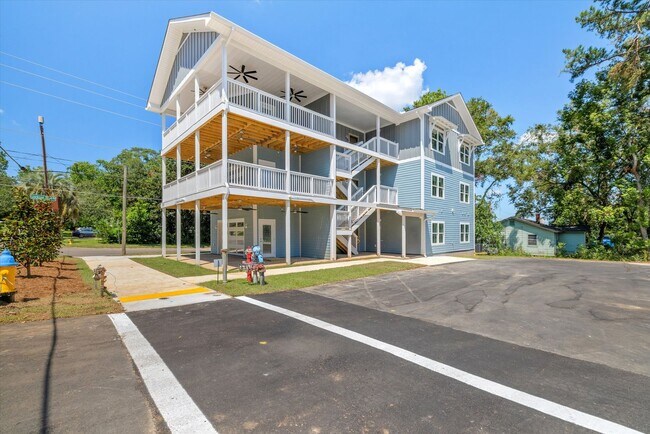 Building Photo - 5/5.5 Townhomes, Built 2024, Walk to stadium! Available August 2026!