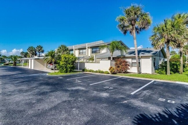 Building Photo - Beautiful Townhome Walking Distance to the...
