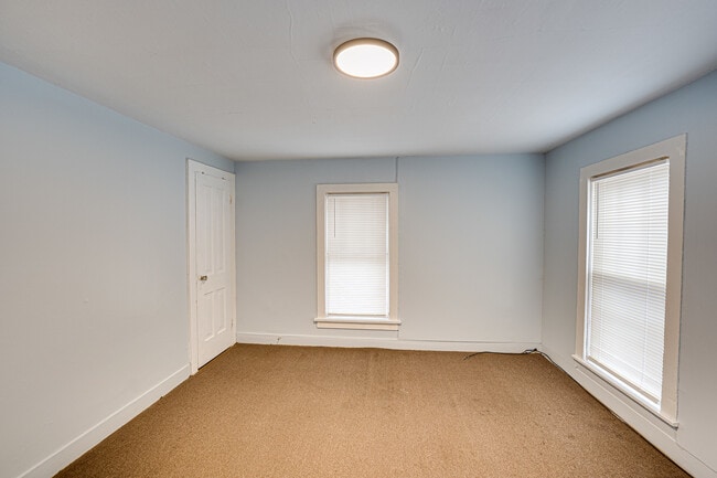 Building Photo - 426 N Lake St