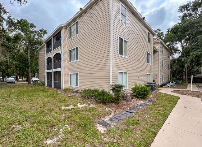 Building Photo - 3800 SW 20th Ave