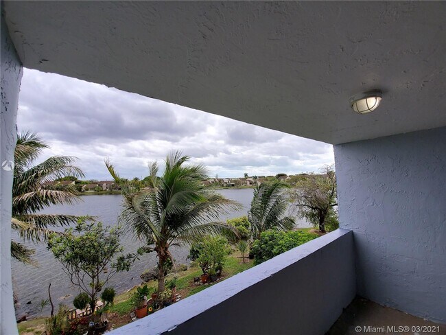 Building Photo - 9363 Fontainebleau Blvd