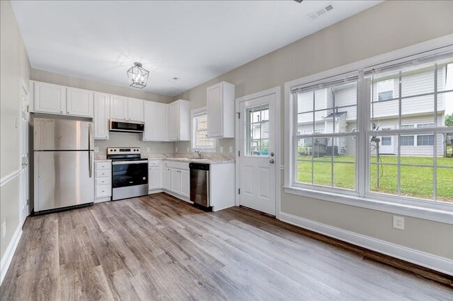 Building Photo - Updated 2 Bedroom Townhouse in Clayton