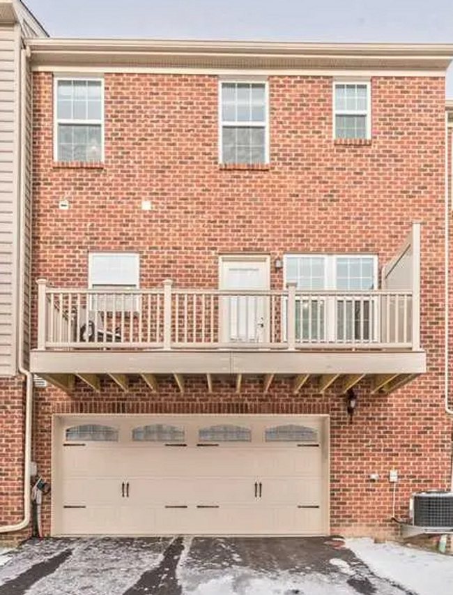 Building Photo - 3 Bedroom/ 2.5 Bath Townhouse located in W...