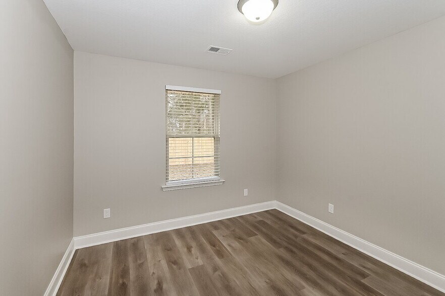 Building Photo - 8679 Courtly Cir S