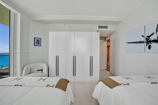 Building Photo - 17875 Collins Ave