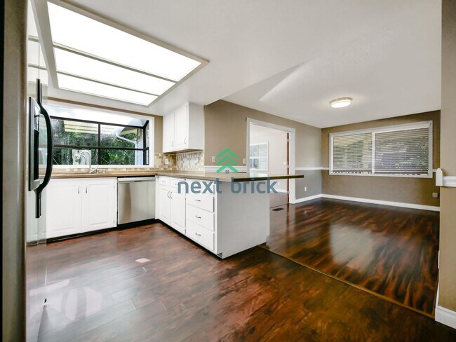 Building Photo - 5 Bed and 3 Bath Single-family Home Availa...