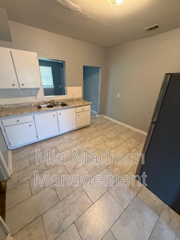 Building Photo - 1419 Richards St