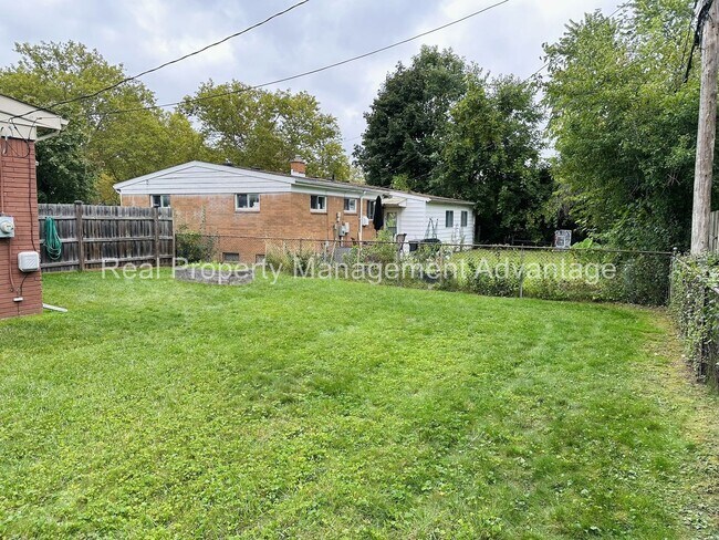 Building Photo - Oak Park Mid-Century Modern Beauty!