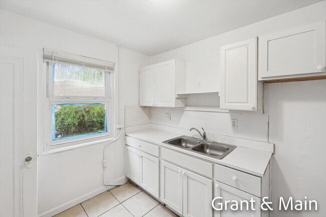 Building Photo - $1250 3 bedroom bungalow