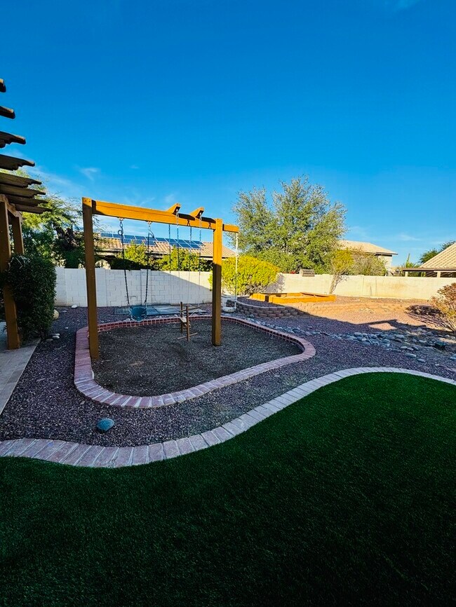 Building Photo - FOR RENT