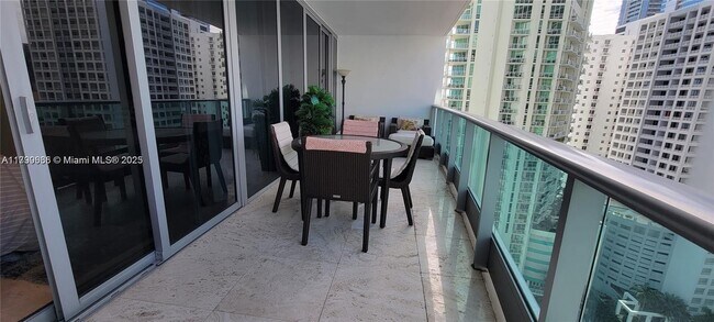 Building Photo - 1331 Brickell Bay Dr